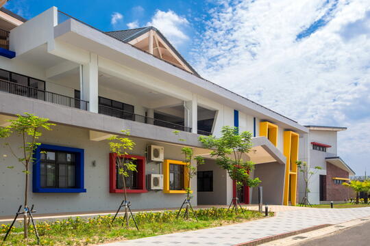 建物外観の配色は青色、赤色、黒色、白色と黄色です。