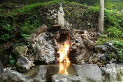關子嶺水火同源奇景，因在水中冒出天然氣而出現水中有火，火中有水的奇景