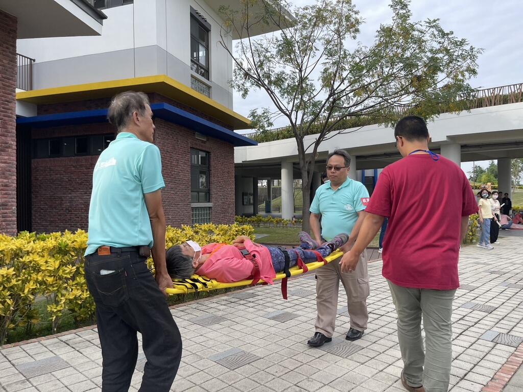 搬運重傷骨折病患
