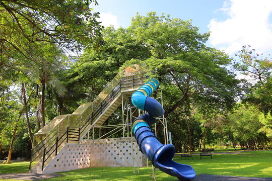 園區內的溜滑梯