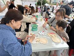 市集現場設有「南波灣．隨手作」邀請民眾親手製作專屬的紀念小物