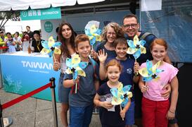 「南波灣Number WAN」市集限定優惠活動 外國人踴躍兌換南波灣造型風車與現金券