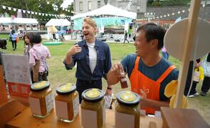 旅居臺灣多年的法籍美食達人「法比歐」也蒞臨南波灣市集大啖南臺灣特色美食