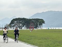 市集在嘉義大埔同心橋旁草地