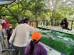 導覽老師講解立體地圖模型