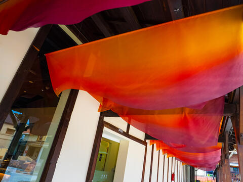 十果文創園區橘紅色布幔