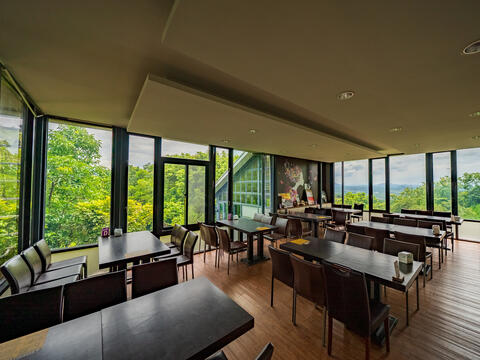 虎頭山上的景觀餐廳用餐環境