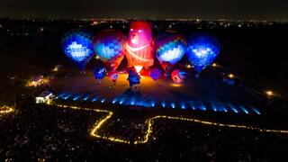 熱氣球光雕秀吸引不少民眾共襄盛舉
