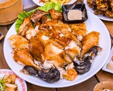 關子嶺老街的山產美食甕缸雞