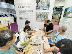 民眾體驗紅瓦貓檳榔葉鞘扇彩繪，透過綠色文創體驗感受地方能量，促進西拉雅深度旅遊