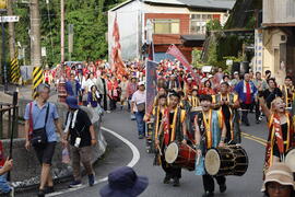 鳳天神鼓以磅礡鼓陣氣勢開場，台灣甲冑武士隊也盛裝同行