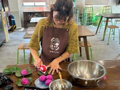 日本內容創作者Hana走進西拉雅後壁俗女村，親手製作紅龜粿體驗臺灣米食文化