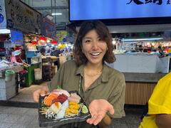 日本內容創作者Hana深入屏東華僑市場，品嚐當季新鮮海產美味