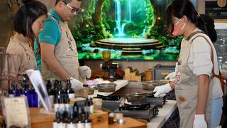 遊客參與由祺崴咖啡莊園辦理的咖啡烘豆體驗