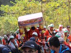 Once in a life for greet the Guanyin in Dong Shan French go to hot spring to experience local culture