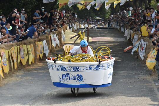 食尚玩家黃登輝駕駛賽車快速通過比賽