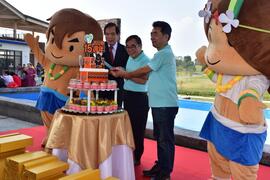 The current director and the former director are cutting cake to celebrate 15th anniversary birthday together.