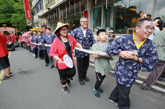 拉著火王爺坐駕山車繞行關子嶺溫泉區囉