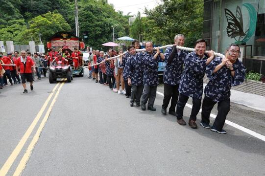 大家一起拉著山車向前衝囉