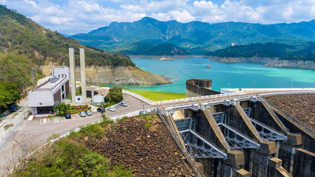 The interception dam of Zengwen Reservoir is very spectacular