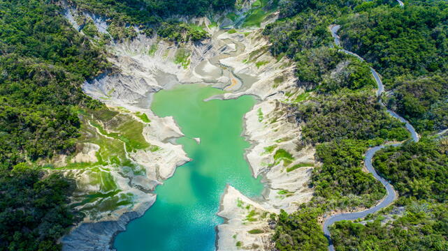 渇水期の曾文ダムの壮観な景色。緑色の湖面と丸裸に露出する山の壁。