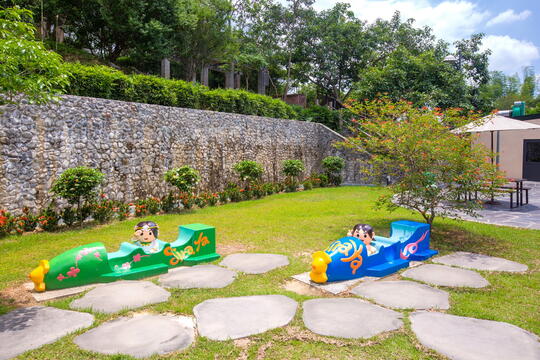 There are sculptures of Siraya’s mascots Takaran and Sayun in the park