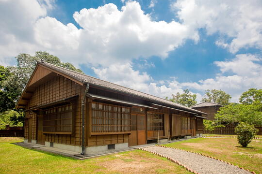 公園で唯一の二連棟建ての建物-市川田中宅