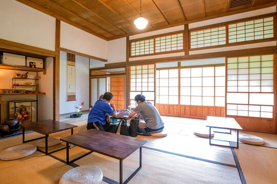 赤堀宅の內に和菓子を食べながら和の雰囲気を味わう