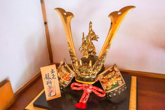 古宅內的日本武士頭盔裝飾品