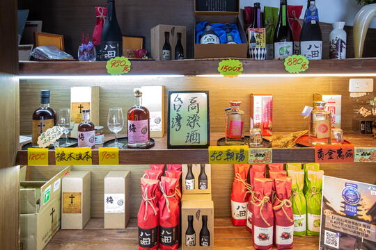 A variety of souvenirs around Hatta are sold in the shop