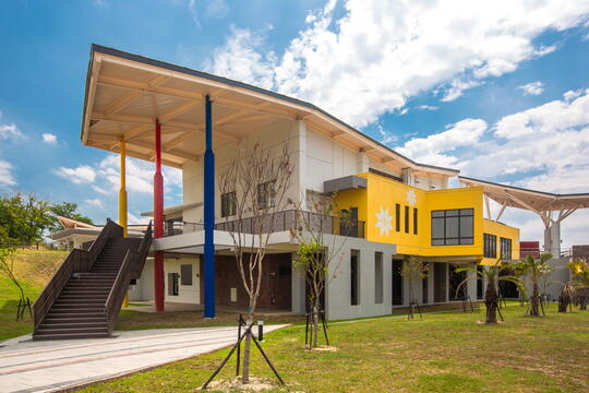 People can go to grassland through Visitor Center