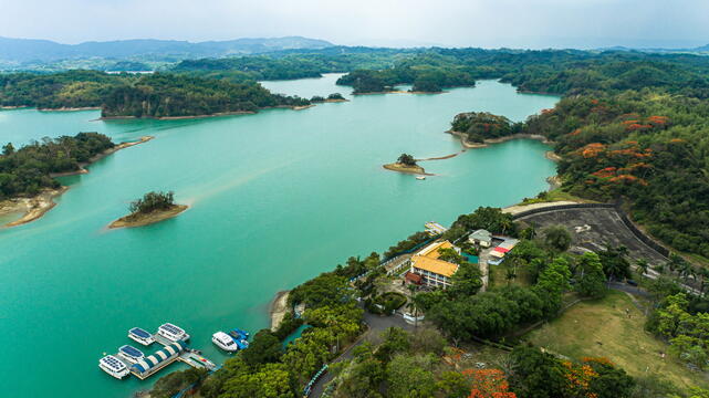 Whenever the flood season comes, the spillway will become the pressure relief port of the reservoir