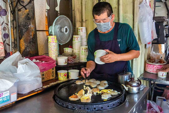 Local people eat meat rice pudding to be their breakfast