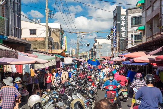 Xinhua Old Street is crowded with people every day when the market just opened