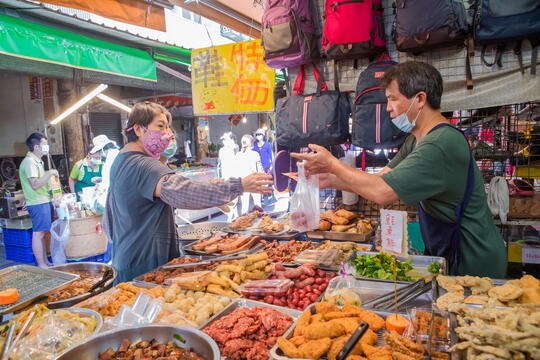 There are lots of delicious food at Xinhua morning market, must try it