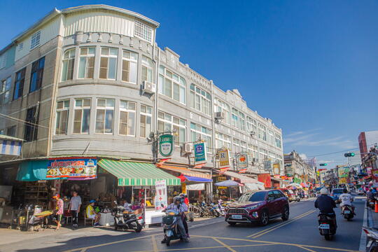 Xinhua Old Street is very lively in the morning