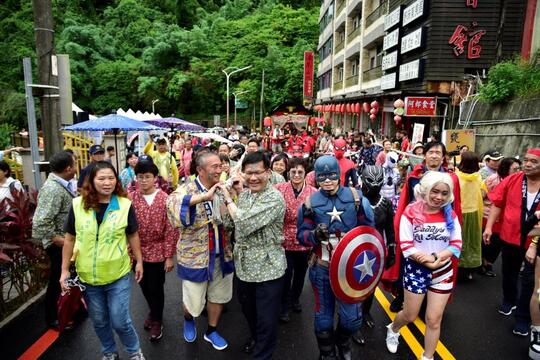 交通部長林佳龍開幕式典に出席、関子嶺山車引きのイベントを参加してシラヤの観光をサポートします