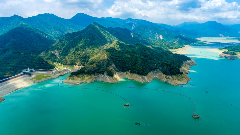 俯瞰曾文水庫的山光湖色