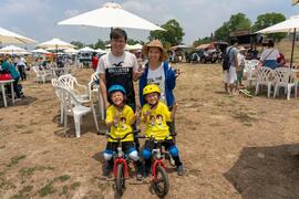 Parents-child photo who completed the pushbike race