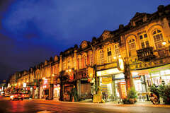 新化老街保留完整的巴洛克風格建築是台南的特色小鎮