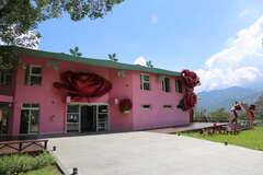 大埔資訊站外觀是玫瑰花造型與粉色裝飾非常少女風