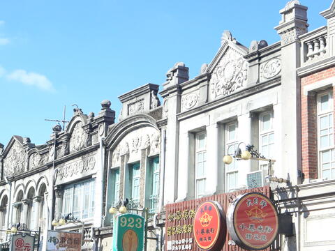 Taste food and view baroque architecture on Xinhua Old Street