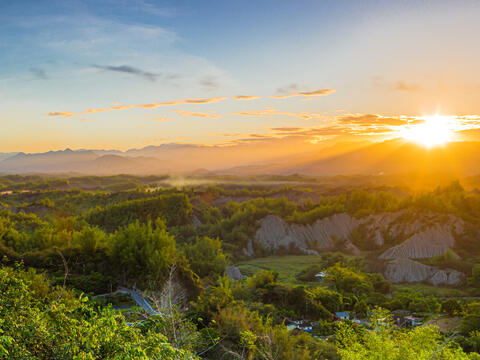 Erliao Sunrise is hailed as "the closest dawn to the city"