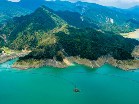 Overlook the mountain and lake views of Zengwen Reservoir