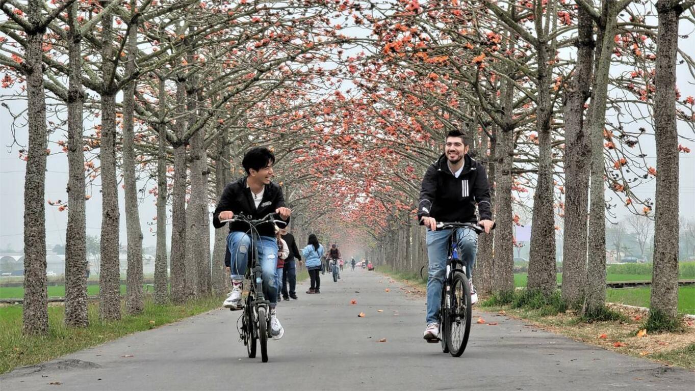 大西拉雅觀光圈大使-郭彥均與圖佳 在林初埤木棉花道騎乘自行車
