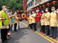 シラヤ国家風景区管理処処長の許主龍と台南市長の黃偉哲は銅鑼を打てイベントの開幕