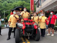 Director of Siraya National Scenic Area Administration and mayor of Tainan take photos with float