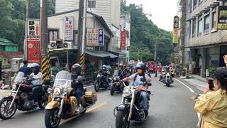 山車引くの列をリードするバイク集団