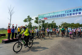 It's starting to ride for 12 kilometers cycling