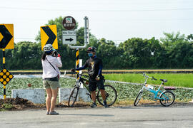 Participants take photos with Lingbo Guantian road sign